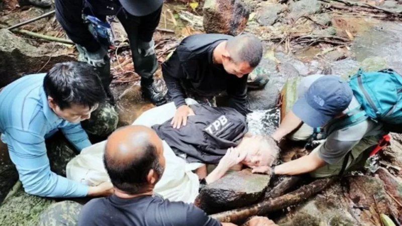 Fotografia da idosa sendo resgatada - Divulgação / Redes Sociais