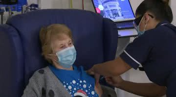 Senhora de 90 anos recebendo a vacina contra a Covid-19 - Divulgação/Youtube/ITV News/8.dez de 2020