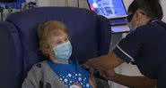 Senhora de 90 anos recebendo a vacina contra a Covid-19 - Divulgação/Youtube/ITV News/8.dez de 2020