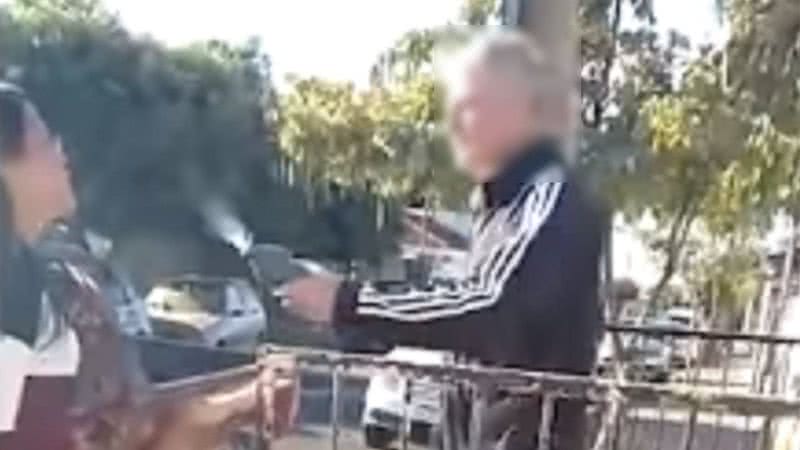 Momento em que o idoso joga um líquido contra sua ex-funcionária - Divulgação/YouTube/UOL