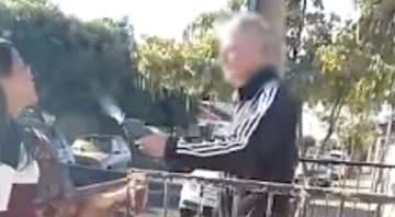 Momento em que o idoso joga um líquido contra sua ex-funcionária - Divulgação/YouTube/UOL