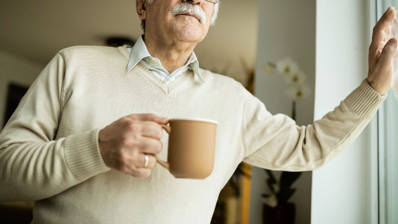 Fotografia meramente ilustrativa de homem idoso com xícara de café - Divulgação/ Freepik/ Drazen Zigic