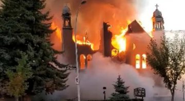 Imagem de uma das igrejas em chamas no Canadá - Divulgação/ Youtube