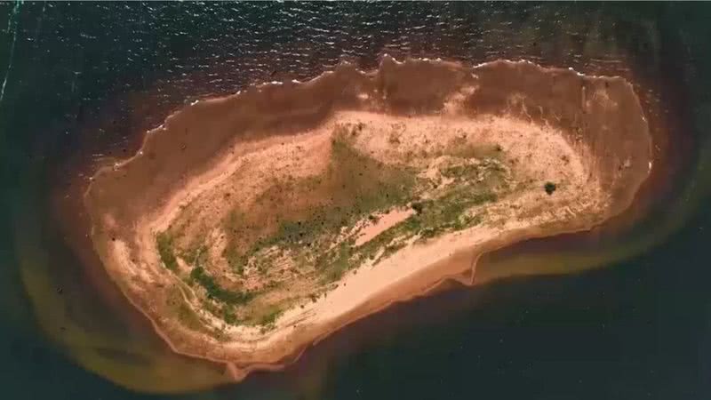 Imagem aérea da ilha submersa
