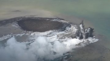 Imagens aéreas da nova ilha formada no Oceano Pacífico - Reprodução/Vídeo/YouTube/@guardiannews