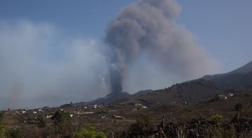 Trecho de vídeo do vulcão esfumaçando - Divulgação / YouTube /  AFP Português