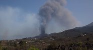 Trecho de vídeo do vulcão esfumaçando - Divulgação / YouTube /  AFP Português