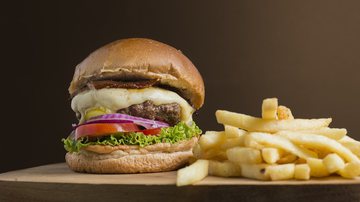 Imagem ilustrativa de um hambúrguer e batata frita - Reprodução/Pixabay/Fotorech