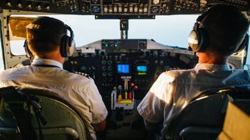 Imagem ilustrativa de pilotos na cabine do avião - Reprodução/Pixabay/Kelly