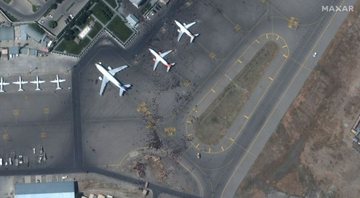 Multidão no aeroporto de Cabul vista do espaço - Imagem de satélite 2021/Maxar Technologies