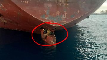 Fotografia dos imigrantes no leme de navio-tanque - Divulgação/ Guarda Costeira da Espanha