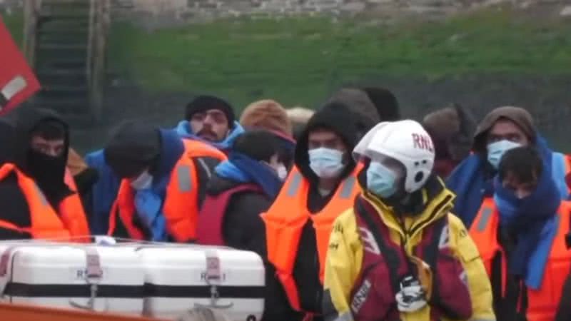 Imigrantes são resgatados no Canal da Mancha - Divulgação / YouTube / Jovem Pan News