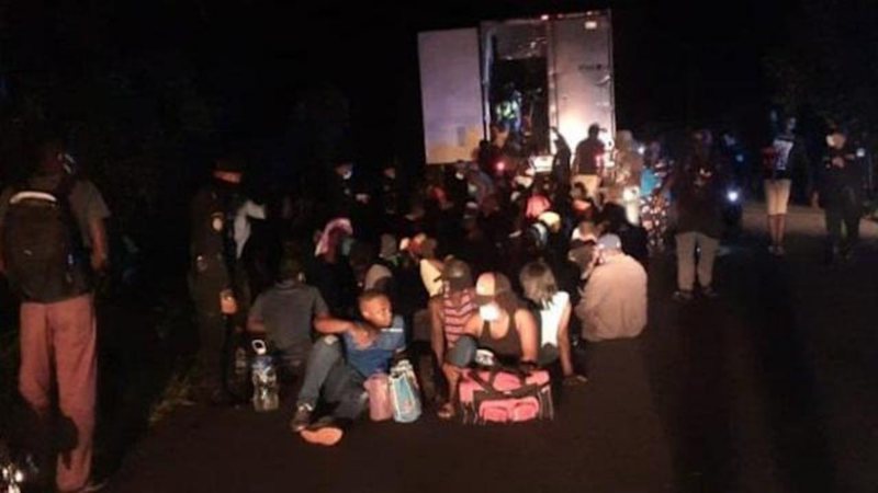 Migrantes recebendo atendimento após resgate - Divulgação / Video / Twitter