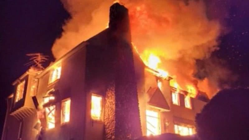 Fotografia da casa pegando fogo