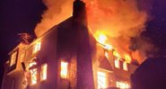 Fotografia da casa pegando fogo - Divulgação/ Corpo de Bombeiros do Condado de Montgomery