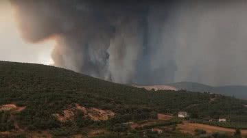 Imagem aérea mostrando incêndio de longe - Divulgação/ YouTube/ Bloomberg Television
