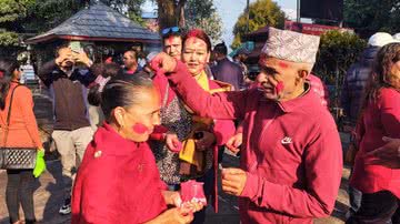 Imagem mostra celebrações no Nepal - Edgardo Martolio, Aventuras na História