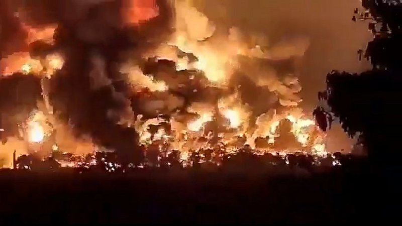 Imagens amadoras registram fogo em petrolífera indonésia - Divulgação/Twitter