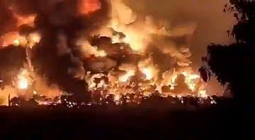 Imagens amadoras registram fogo em petrolífera indonésia - Divulgação/Twitter