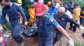 Populares ajudam paramédicos no resgate de corpos - Divulgação/Twitter/MrDJones/11.03.2021