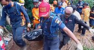 Populares ajudam paramédicos no resgate de corpos - Divulgação/Twitter/MrDJones/11.03.2021