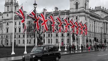 Imagem ilustrativa da cidade de Londres com bandeiras da Inglaterra - Foto de butti_s, via Pixabay