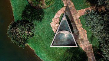 Dan Graham, Bisected triangle, Interior curve, 2002, [vista aérea]. - Brendon Campos