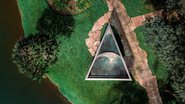 Dan Graham, Bisected triangle, Interior curve, 2002, [vista aérea]. - Brendon Campos
