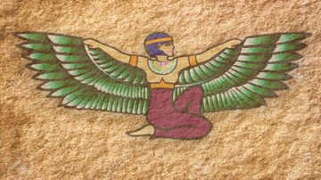 Figura de Isis disposta sobre textura arenosa - Divulgação / FreeVector