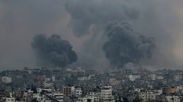 Destruição na cidade de Gaza após bombardeio israelense no terceiro dia de guerra - Getty Images