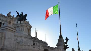 Imagem ilustrativa da bandeira da Itália no Monumento a Vítor Emanuel II da Itália - Foto de juliacasado1, via Pixabay
