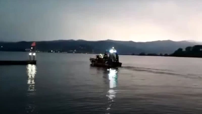 Trecho de vídeo mostrando equipe de buscas no lago - Divulgação/ Vigili del Fuoco