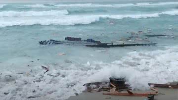 Imagem mostrando destroços do barco - Divulgação/ Vídeo/ BBC News
