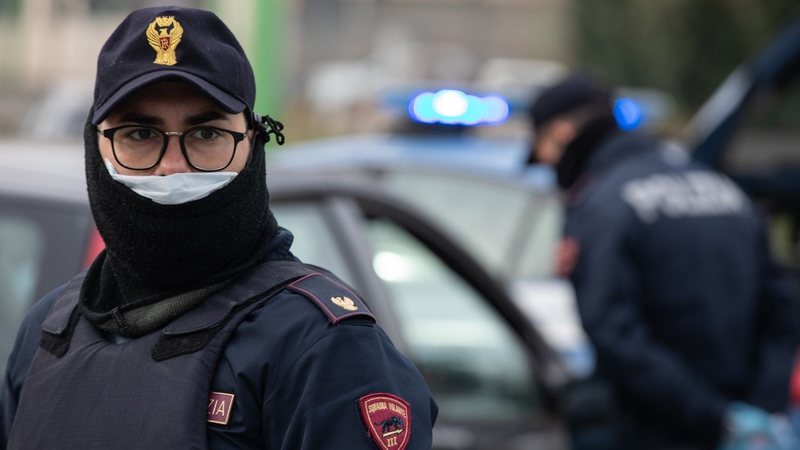 Policiais italianos usando máscaras faciais