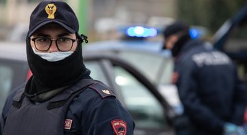 Policiais italianos usando máscaras faciais - Getty Images