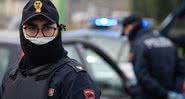 Policiais italianos usando máscaras faciais - Getty Images