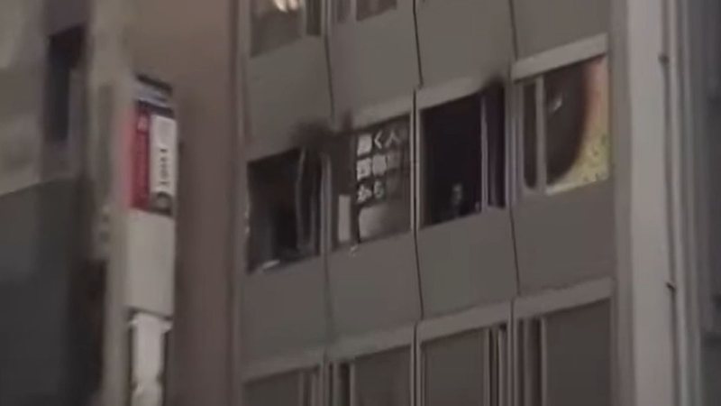 Janelas do prédio que pegou fogo - Divulgação / YouTube / Guardian News
