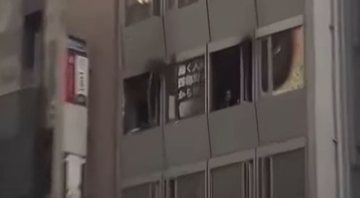Janelas do prédio que pegou fogo - Divulgação / YouTube / Guardian News