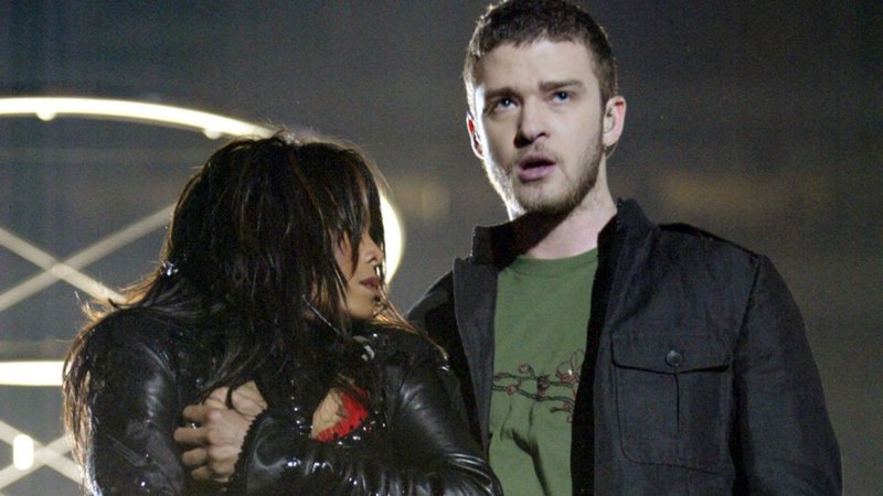 Janet Jackson e Justin Timberlake na polêmica apresentação do Super Bowl em 2004