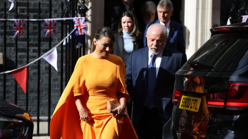 Janja com o vestido ao lado de Lula - Getty Images