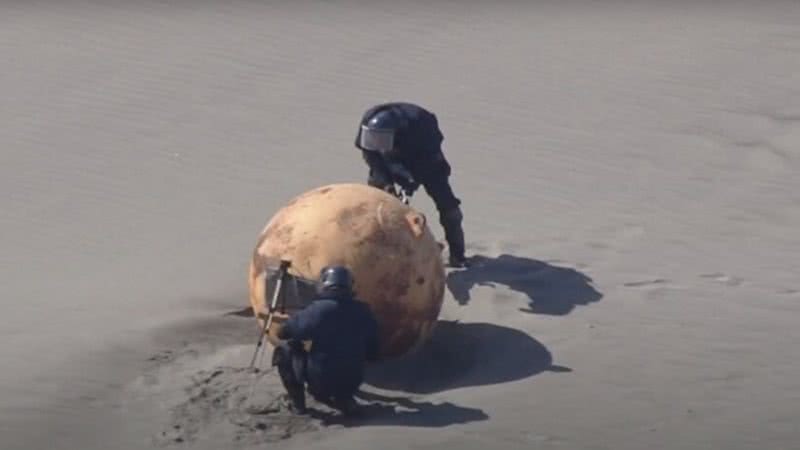 Esfera misteriosa encontrada na praia de Enshuhama, no Japão - Reprodução/Twitter