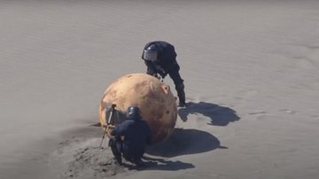 Esfera misteriosa encontrada na praia de Enshuhama, no Japão - Reprodução/Twitter