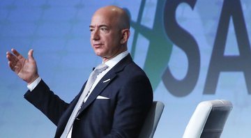 Jeff Bezos em conferência de satélites em 2017 - Getty Images