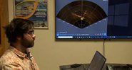 Fotografia do técnico Jeff Riley e o sonar da descoberta - Divulgação/ Korver Corp