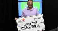 Jerry Knot com seu prêmio - Divulgação / Twitter