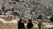 Imagem ilustrativa de homens observando um bairro localizado em Jerusalém Oriental - Getty Images