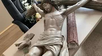 Estátua de Jesus Cristo crucificado quebrada na Paróquia Nossa Senhora das Graças - Divulgação/RepórterMT