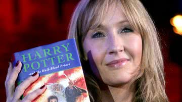 JK Rowling segurando um exemplar de 'Harry Potter' - Getty Images