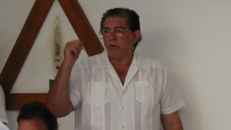 Fotografia de João de Deus durante uma de suas sessões