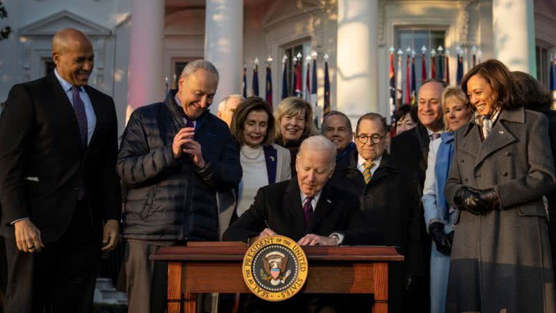 Joe Biden assinando a nova lei, na Casa Branca - Getty Images